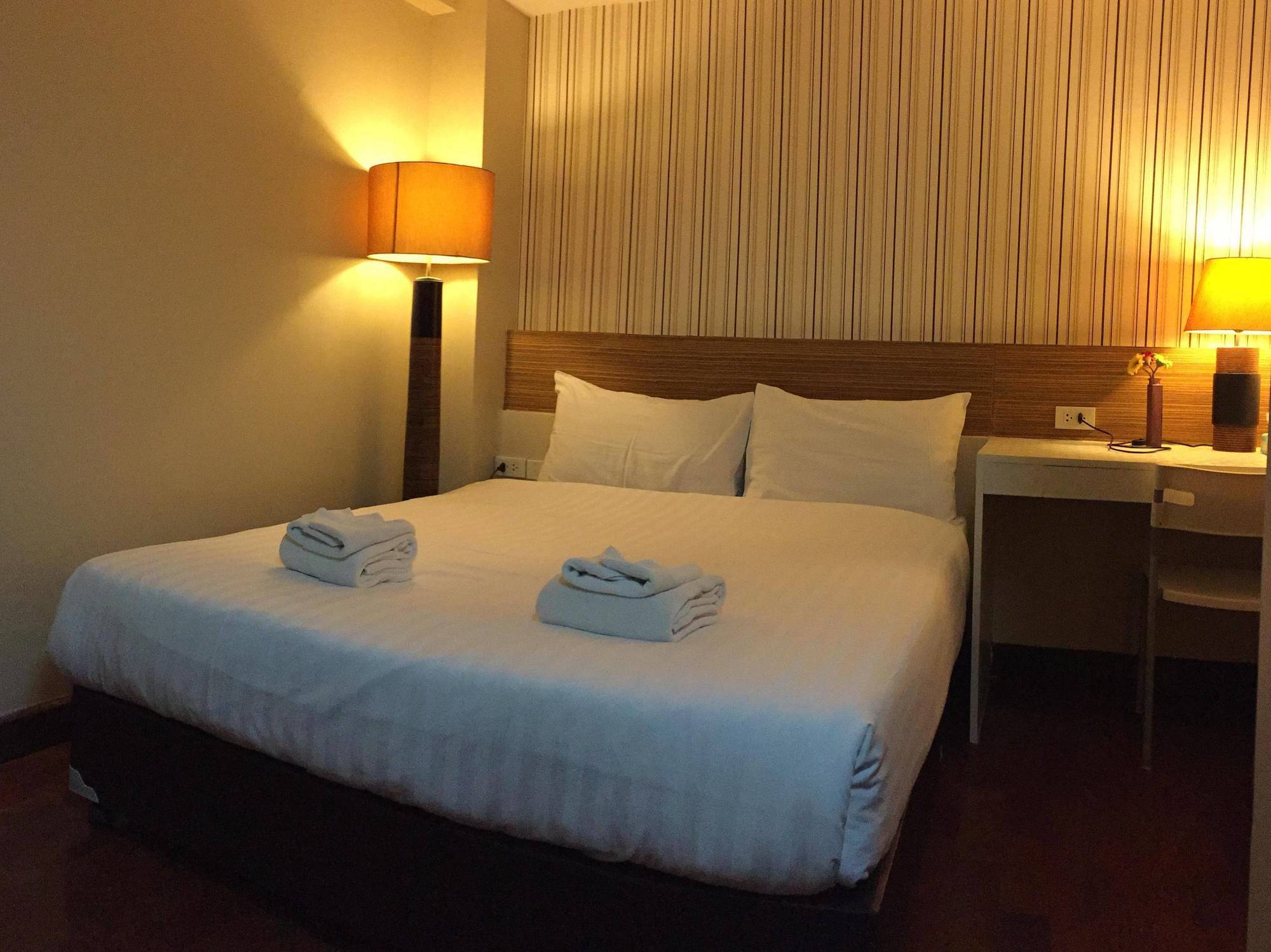 Snooze Hotel Thonglor Банкок Екстериор снимка