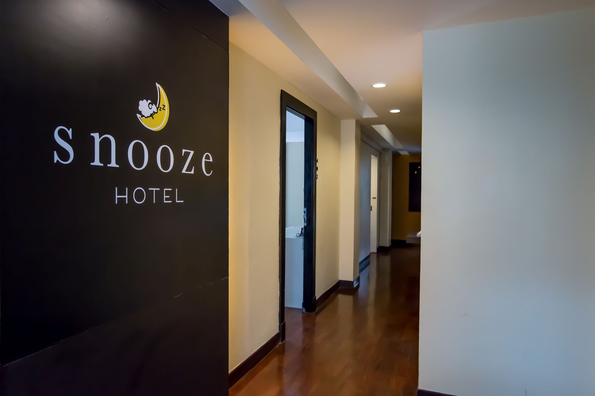 Snooze Hotel Thonglor Банкок Екстериор снимка