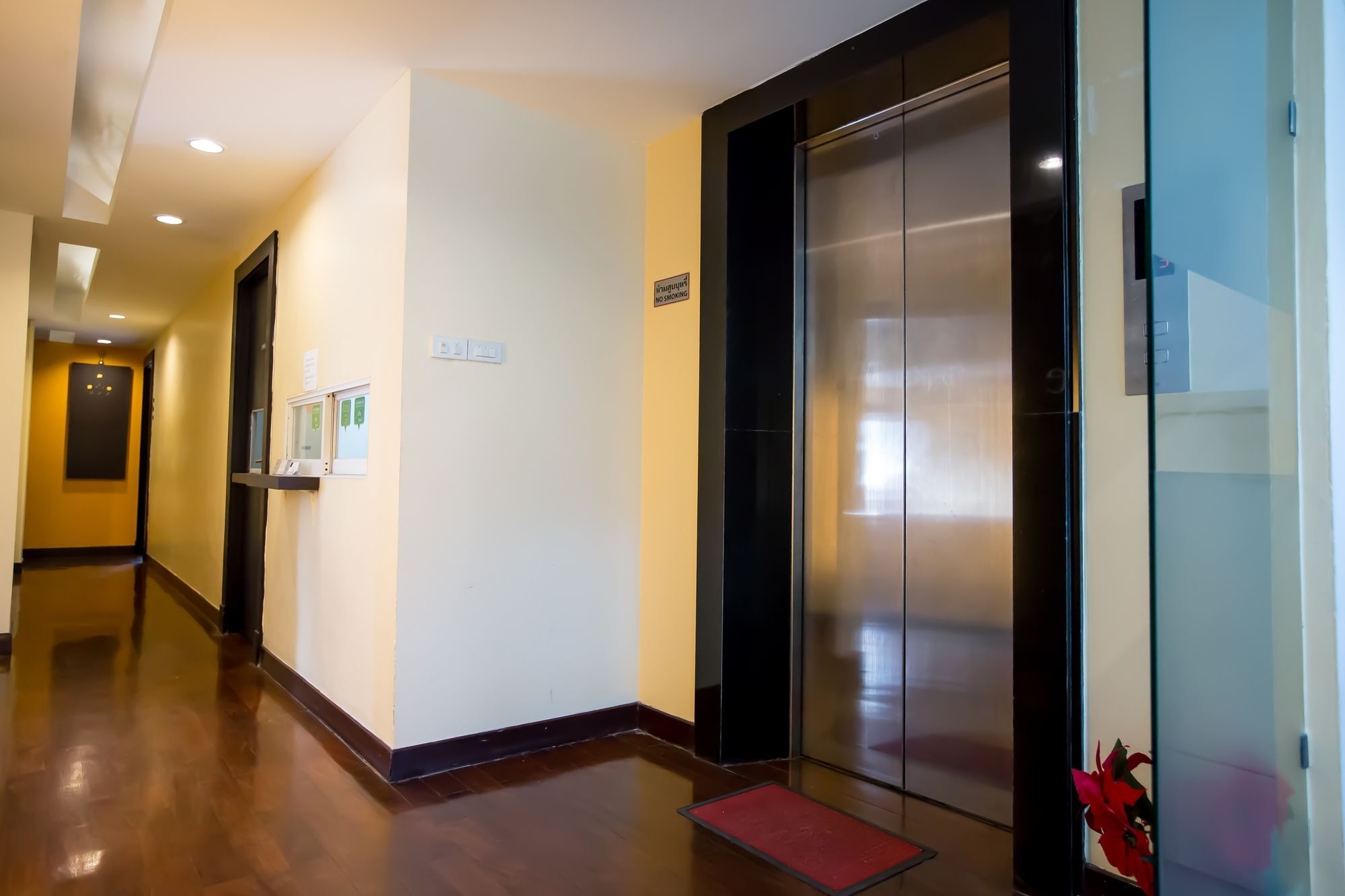 Snooze Hotel Thonglor Банкок Екстериор снимка